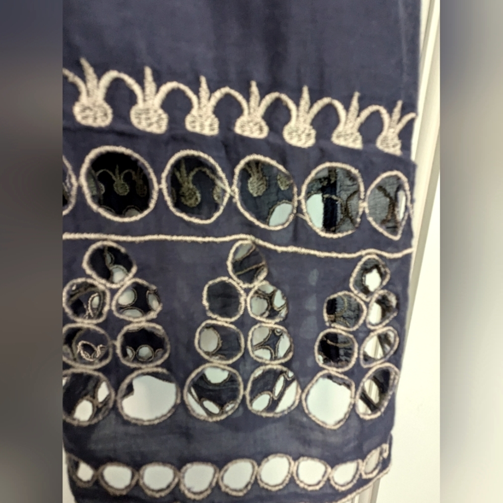 Elegant Navy Embroidered Silk top with white trim Sz M - Picture 2 of 6
